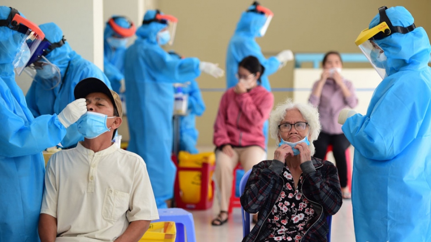 Thousands of local people undergo COVID-19 testing in HCM City